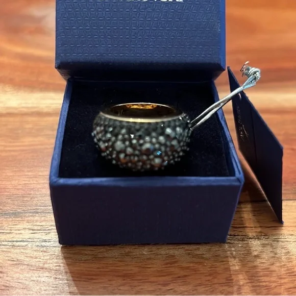 NWT Swarovski Mini Chic Ring Black And Gold